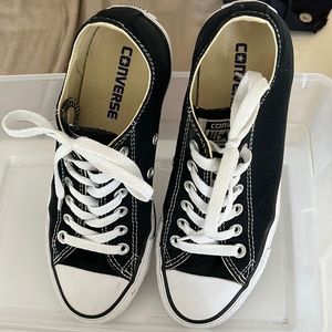 Black low top converse all stars